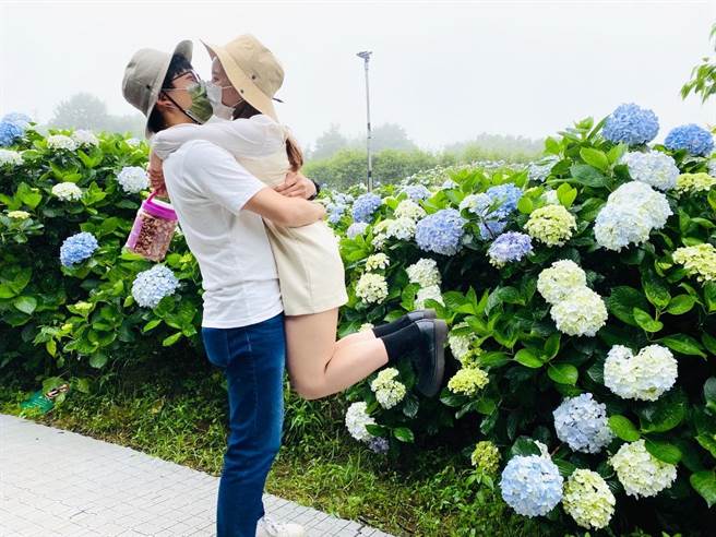 万里绣球花季20日在高家绣球花园举办「520大声说 绣出你的爱」活动，鼓励情侣、夫妻对另一伴大声说出我爱你。（万里区公所提供）