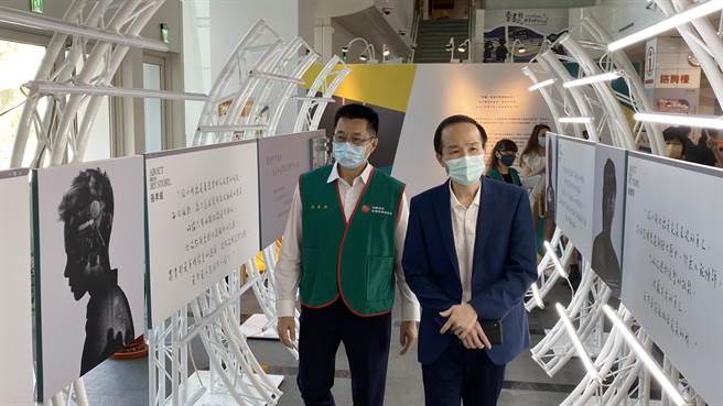 「解瘾－解开毒品上瘾的真相」特展在国资图开幕，国资图馆长刘仲成（右）、中国信托反毒教育基金会执行长高寿孙（左）到场体验。（陈淑芬摄）