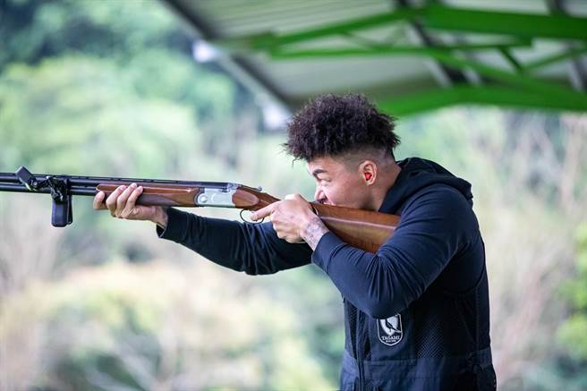 郭泓志在飞靶项目比赛，每一次射出都获得满堂彩。（好看娱乐提供）