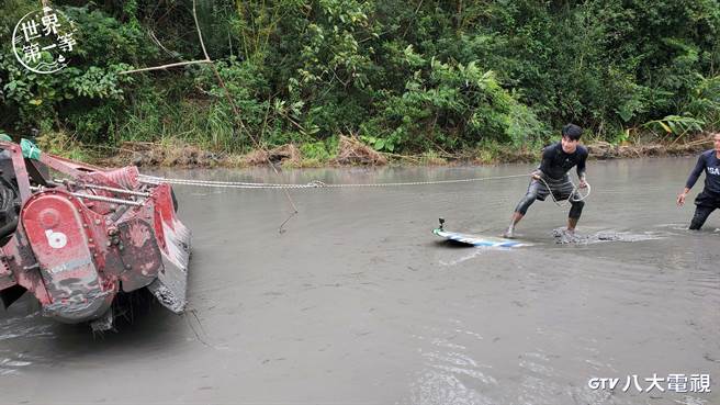 郭彦均体验田中衝浪。（八大提供）