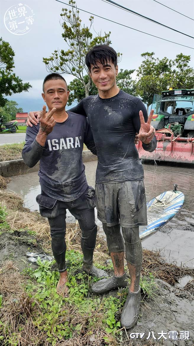 郭彦均（右）大洗泥巴浴。（八大提供）