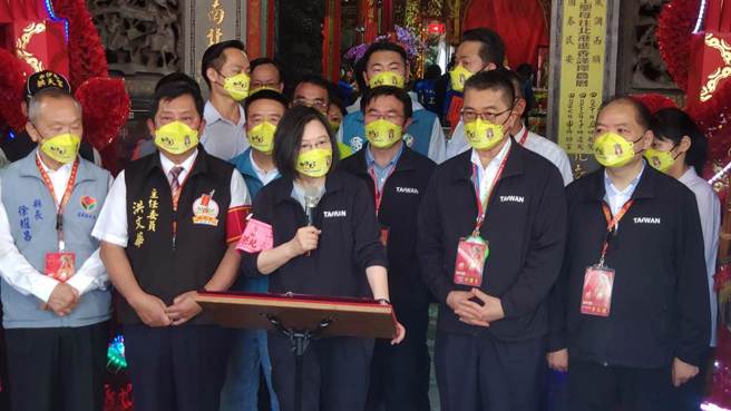 总统蔡英文19日下午前往拱天宫参拜，她呼吁国民打满3剂疫苗，面对疫情民眾只要做好个人防疫，不用太紧张。(李京升摄)