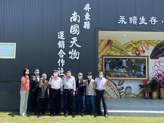 （屏東可可農產加工室啟動典禮20日邀請屏東縣長潘孟安(右四)等人參加。圖／屏東縣政府提供）