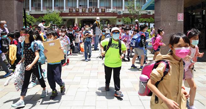 BNT兒童疫苗預計下周開打，圖為北市石牌國小學童放學情況。（張鎧乙攝）