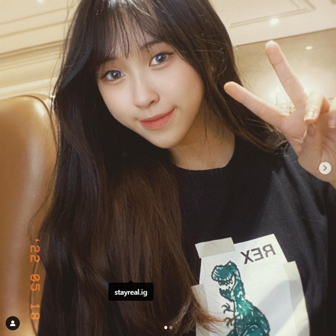 小玫瑰近日晒出穿着阿信潮牌衣服，空灵美貌再度让网友暴动，惊呼她是「最美代言人」。(图/ 摘自五月天冠佑女儿小玫瑰IG)