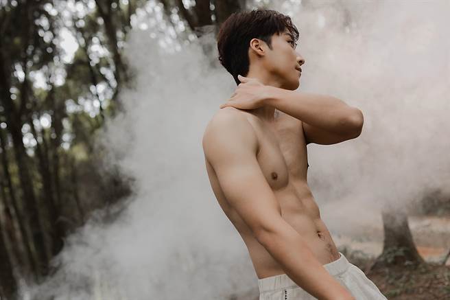 卞慶華在森林大方脫了。（RE：SCENT提供）