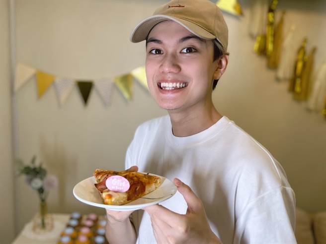 劉子銓一看到粉紅汽球飛出來，感動得哭歪臉。（經紀人林修毅提供）