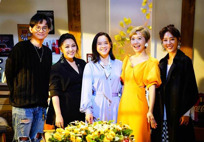 卓義峯（左起）、 亦帆、曾寶儀、Lulu、方宥心從「悲傷情歌」聊聊起感情波折。（公視提供）