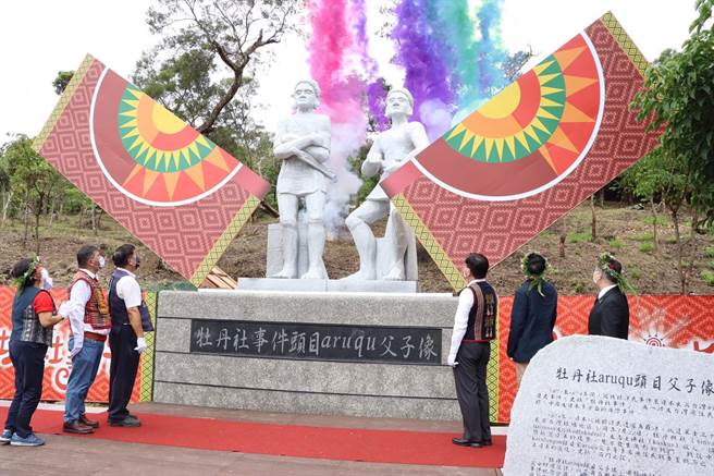 适逢牡丹社事件148周年，牡丹乡公所特别请部落艺术家雕塑「aruqu头目父子像」，盼透过艺术品增添场域氛围感，同时也尝试为自己发声。（谢佳潾摄）