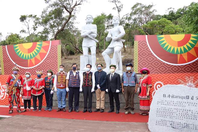 适逢牡丹社事件148周年，牡丹乡公所特别请部落艺术家雕塑「aruqu头目父子像」，盼透过艺术品增添场域氛围感，同时也尝试为自己发声。（谢佳潾摄）