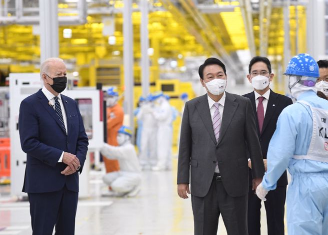 在三星晶片厂迎接拜登(左)的是韩国新总统尹锡悦(中)和三星电子副会长李在镕(后)。(图/路透) 