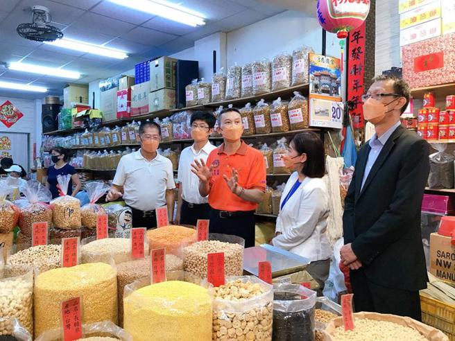 （高雄三凤中街形成南北货一条街。图／商研院提供）