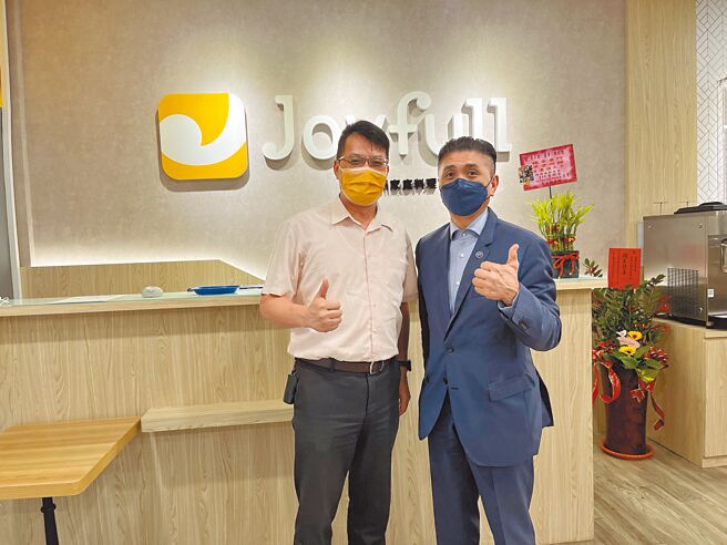 櫻島家總經理高玉明（左）與珍有福Joyful董事長李日東（右）合影。圖／櫻島家提供