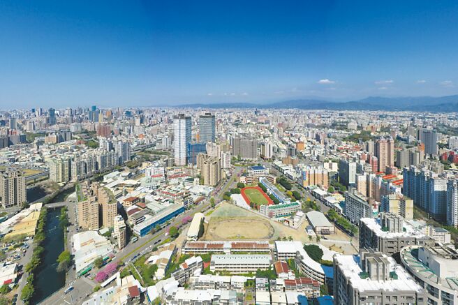 台中市南区30年以来最大造镇案「昌佑X-City」，第一期推出「昌佑云之境」预售案，基地周边有国立公共资讯图书馆、中山医院、学校及市场等丰富机能，且紧邻美村、工学路两大商圈，未来13期重划区依附南区既有生活圈更具补涨议题。图／业者提供