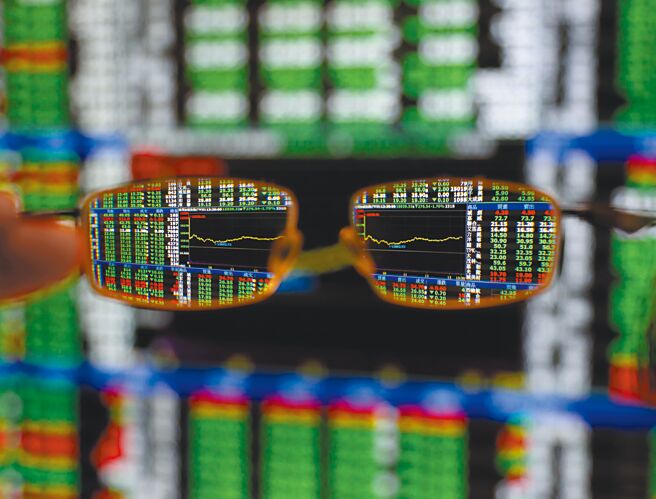 台股19日开低震盪，早盘大跌404.13点，随后低接买盘进场，跌势收敛，终场收在16020.32点，下跌276.54点。（中央社）