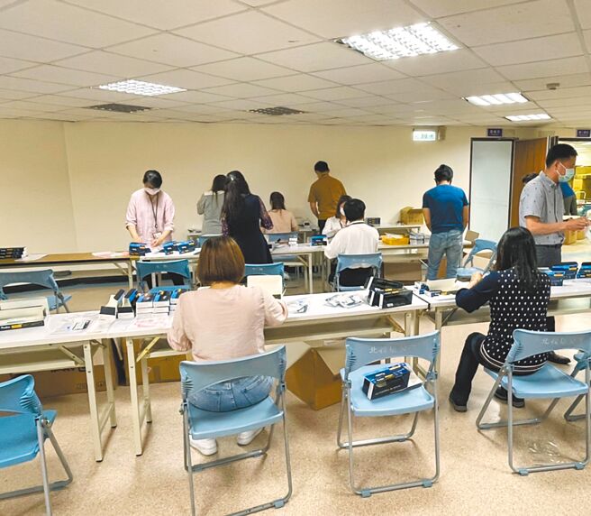 台北市议员拟参选人林杏儿质疑北投区公所基层竟要分装快筛，浪费基层人力。（林杏儿提供／杨亚璇台北传真）