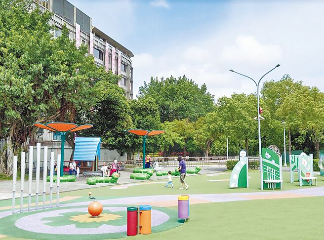 台北市议员林亮君质疑，亲子厕所和尿布台是亲子友善的基本设施，但公园处所辖61座设有共融式游具的公园中，逾半数没设公厕，也没有婴幼儿相关设施，缺乏亲子友善精神。（林亮君提供／黄婉婷台北传真）