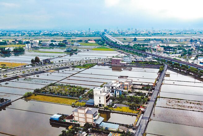 宜蘭縣議員黃建勇19日建議高鐵基地擴大徵收範圍，圖為鐵路以東、蘭陽溪以北，高鐵特區及基地空拍照。（本報資料照片）