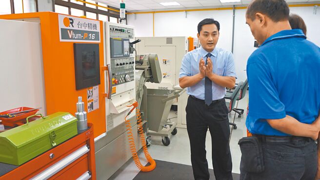 万能科大全力推动校外与海外实习，让学生累积实务经验，图为精工系教师郭顺奇讲解五轴加工机。（万能科大提供／蔡明亘桃园传真）