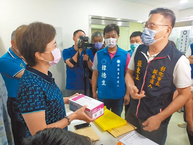 彰化县议会机要秘书张东正，19日前往国民党彰化县党部登记参选彰化市长。（张东正提供／吴敏菁彰化传真）