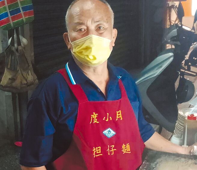 高雄市旗山区唯一最便宜铜板价度小月担仔麵老板柯银勇说，经营担仔麵除了维持生计外，另一目的就是要让大家都能吃饱。（林雅惠摄）