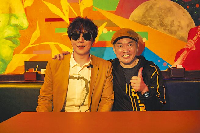 萧煌奇（左）回到当年驻唱的音乐餐厅，巧遇好友康康。（环球音乐提供）