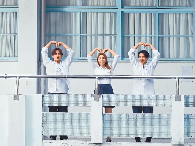 告五人近日釋出新歌MV，特地穿上學生制服模樣青春。（相信音樂提供）