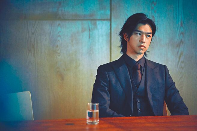 陈柏霖暌违10年重返小萤幕，饰演臭屁律师。（Disney＋提供）