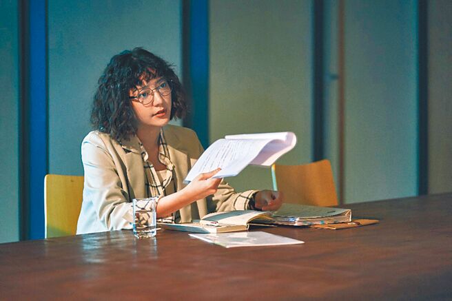 郭雪芙牺牲色相，顶米粉头和笨拙眼镜扮菜鸟律师。（Disney＋提供）