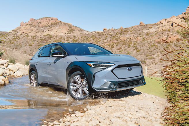 SUBARU純電休旅車SOLTERRA搭載原生基因SAWD對稱式全時四輪驅動與X-MODE脫困科技，售價179.8萬元起。（SUBARU提供）