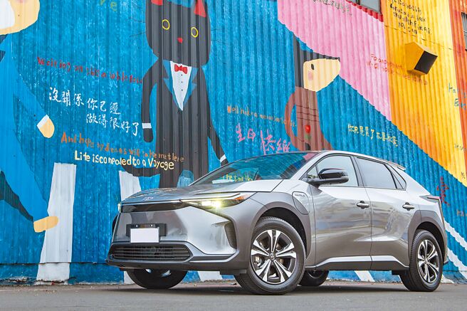 TOYOTA全新純電運動休旅bZ4X引爆搶購熱潮，開放訂車3小時接單1500張，售價159.9萬元。（陳大任攝）