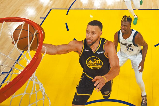 勇士射手柯瑞（左）在西决G1对独行侠轻松上篮得分。（路透）