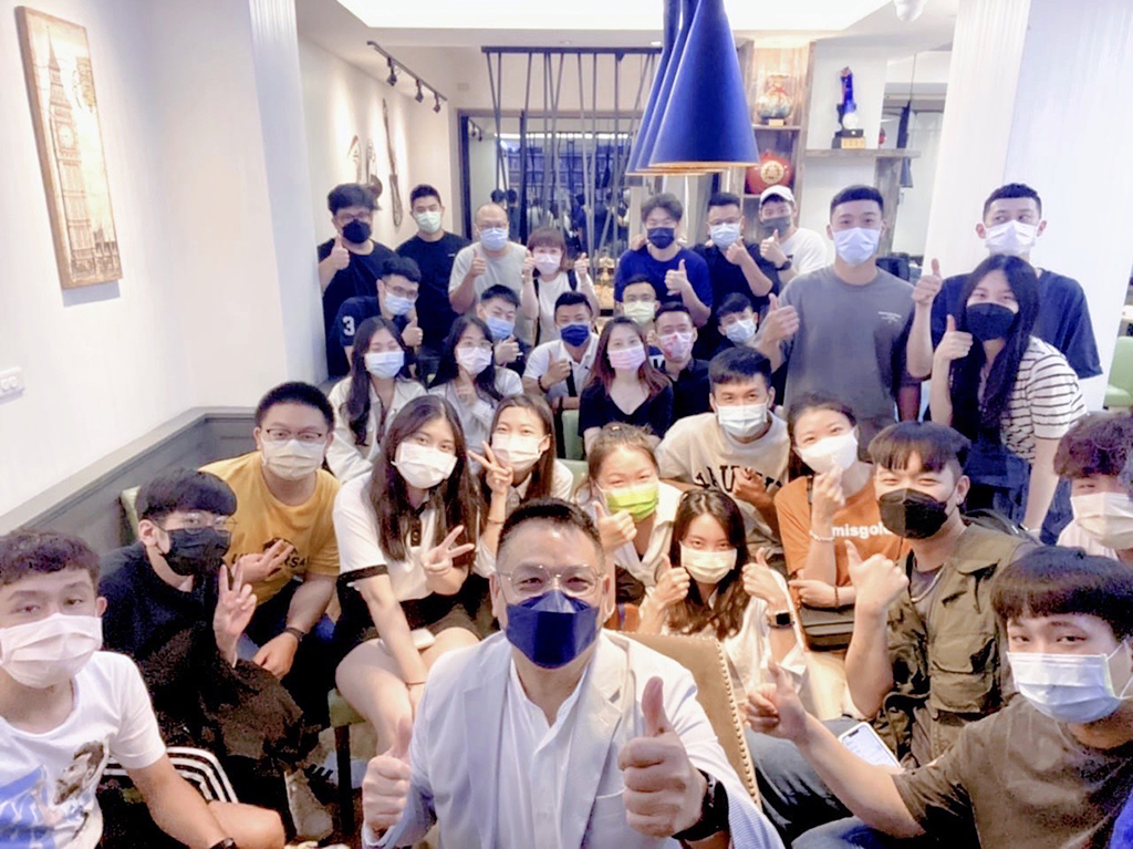 國民黨新竹市長參選人林耕仁舉辦青年座談會，與青年朋友交流聊天，現場氣氛歡樂眾人打成一片。（圖：翻攝自林耕仁臉書）