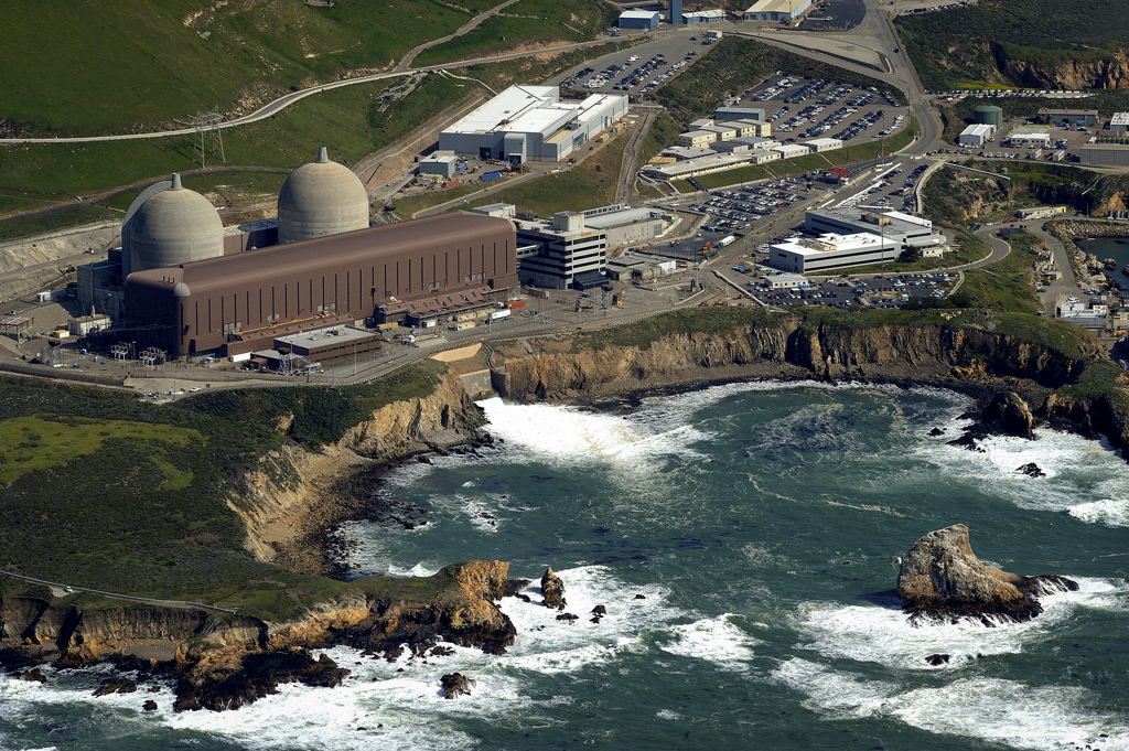 加州恶魔谷核电厂离霍斯葛瑞断层（Hosgri Fault）只有4.8公里。这一发现使得电厂的安全性一直受到质疑。不过现在人们认为，环境与用电需求更重要，支持延役的民意明显大于反对者。(photo:ChinaTimes)