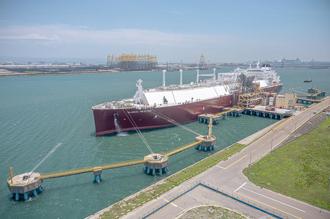 中油台中液化天然氣廠 成功靠卸18萬立方公尺級液化天然氣船