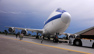 拜登亞洲行 美國空中指揮機E-4B飛抵沖繩