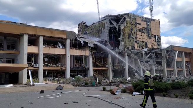 嶄新建築物被飛彈擊中後的慘況（圖/路透）