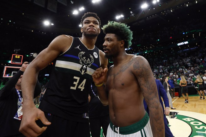 阿提托康波(左)跟史马特都入选本季年度防守第一队。(路透资料照)