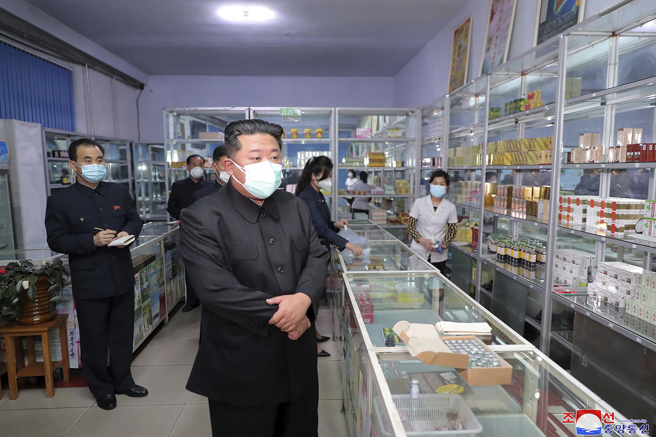北韓領導人金正恩視察平壤的藥局（圖/美聯社）