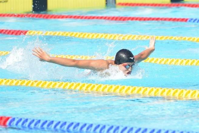 东山高中傅堃铭游泳400公尺混合式封王。（台中市政府提供）