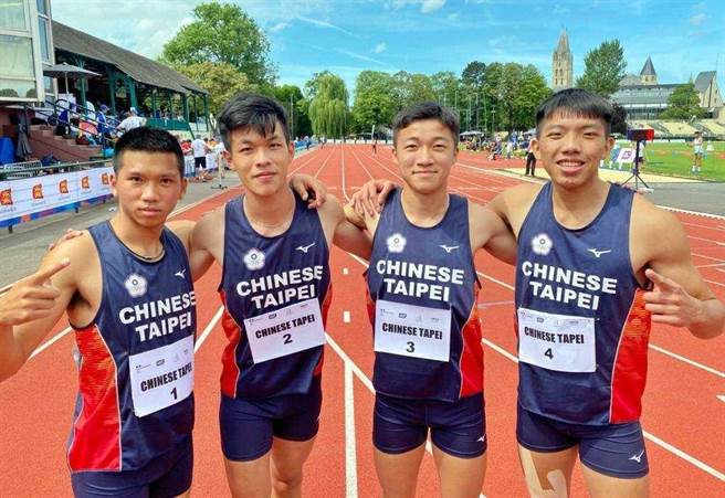 大甲高中林仲威（右一）、大里高中洪孟隆（左二）与中华小将组成联队，拿下田径异程接力冠军。（台中市政府提供）