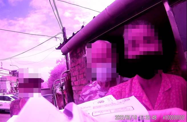 大雅区72岁赖女日前收到一封催缴信，某资产公司催缴数支陌生电话门号，积欠费用高达1万8000多元。（民眾提供）