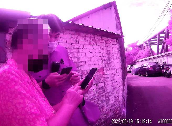 赖女惊慌不知所措，只好向警方求助；警方到场协助查询是否有该资产公司。（民眾提供）