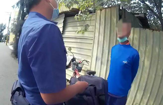 一名男子喝茫了還騎單車衝醫院打疫苗，遭保全制止後，警追上開他一張「慢車酒駕」。(高佩琦翻攝)