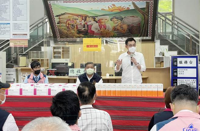 立委江啟臣指出，目前疫情嚴峻確診人數持續增加，快篩試劑已經是民眾必備的防疫物資之一。(和平區公所提供)