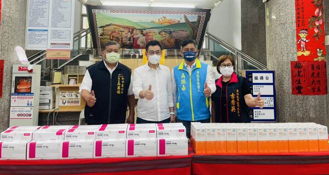 江啟臣召集熱心公益人士，今天捐贈防疫物資快篩試劑1000劑給和平區弱勢及急迫需要的民眾；由區長吳萬福代表受贈。(和平區公所提供)