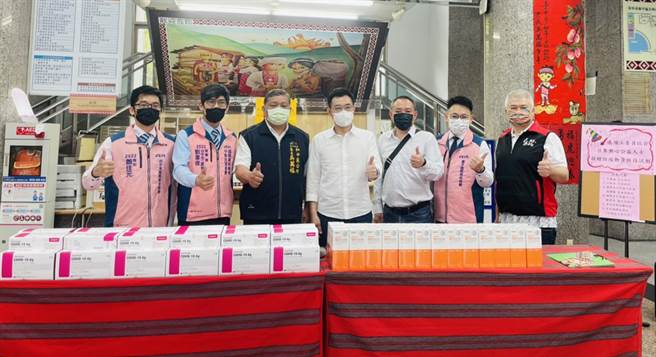 江啟臣召集熱心公益人士，今天捐贈防疫物資快篩試劑1000劑給和平區弱勢及急迫需要的民眾；由區長吳萬福代表受贈。(和平區公所提供)