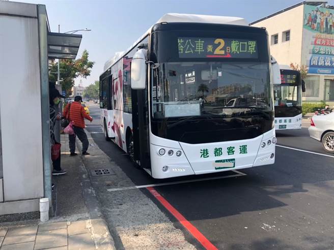 由于疫情升温，高雄部分公车路线调整班次。（翻摄照片／高雄洪靖宜传真）
