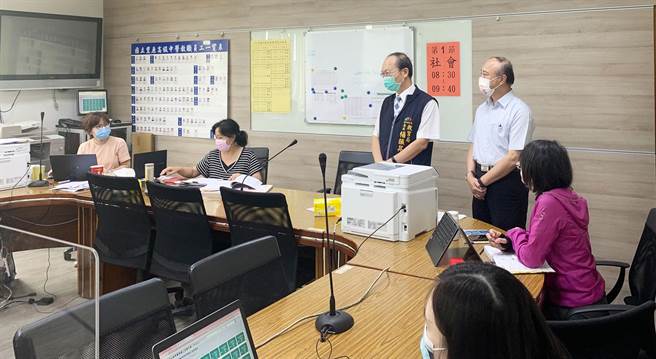 教育局長楊振昇今天到豐原高中，由羅瑞宏校長陪同慰勉中投區試務會工作人員。（台中市政府提供）