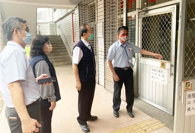 教育局長楊振昇由豐原高商周國生校長陪同，查看考場、考生休息區及試務中心。（台中市政府提供）